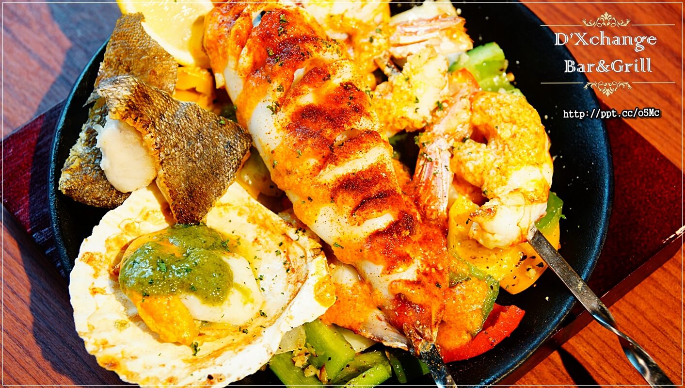【D'Xchange Bar&Grill】國父紀念館站～跨年、情侶約會必選場所，氣氛好、環境佳、餐點美味、ＣＰ值高，甜蝦蟹肉沙拉／炭烤和牛凱薩沙拉／總匯海鮮墨魚燉飯／串烤海鮮拼盤／麻辣橄欖油佐伊比利豬肉魔鬼麵