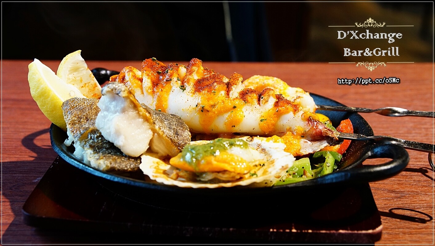 【D'Xchange Bar&Grill】國父紀念館站～跨年、情侶約會必選場所，氣氛好、環境佳、餐點美味、ＣＰ值高，甜蝦蟹肉沙拉／炭烤和牛凱薩沙拉／總匯海鮮墨魚燉飯／串烤海鮮拼盤／麻辣橄欖油佐伊比利豬肉魔鬼麵