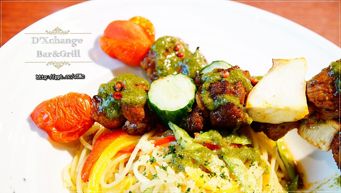 【D'Xchange Bar&Grill】國父紀念館站～跨年、情侶約會必選場所，氣氛好、環境佳、餐點美味、ＣＰ值高，甜蝦蟹肉沙拉／炭烤和牛凱薩沙拉／總匯海鮮墨魚燉飯／串烤海鮮拼盤／麻辣橄欖油佐伊比利豬肉魔鬼麵