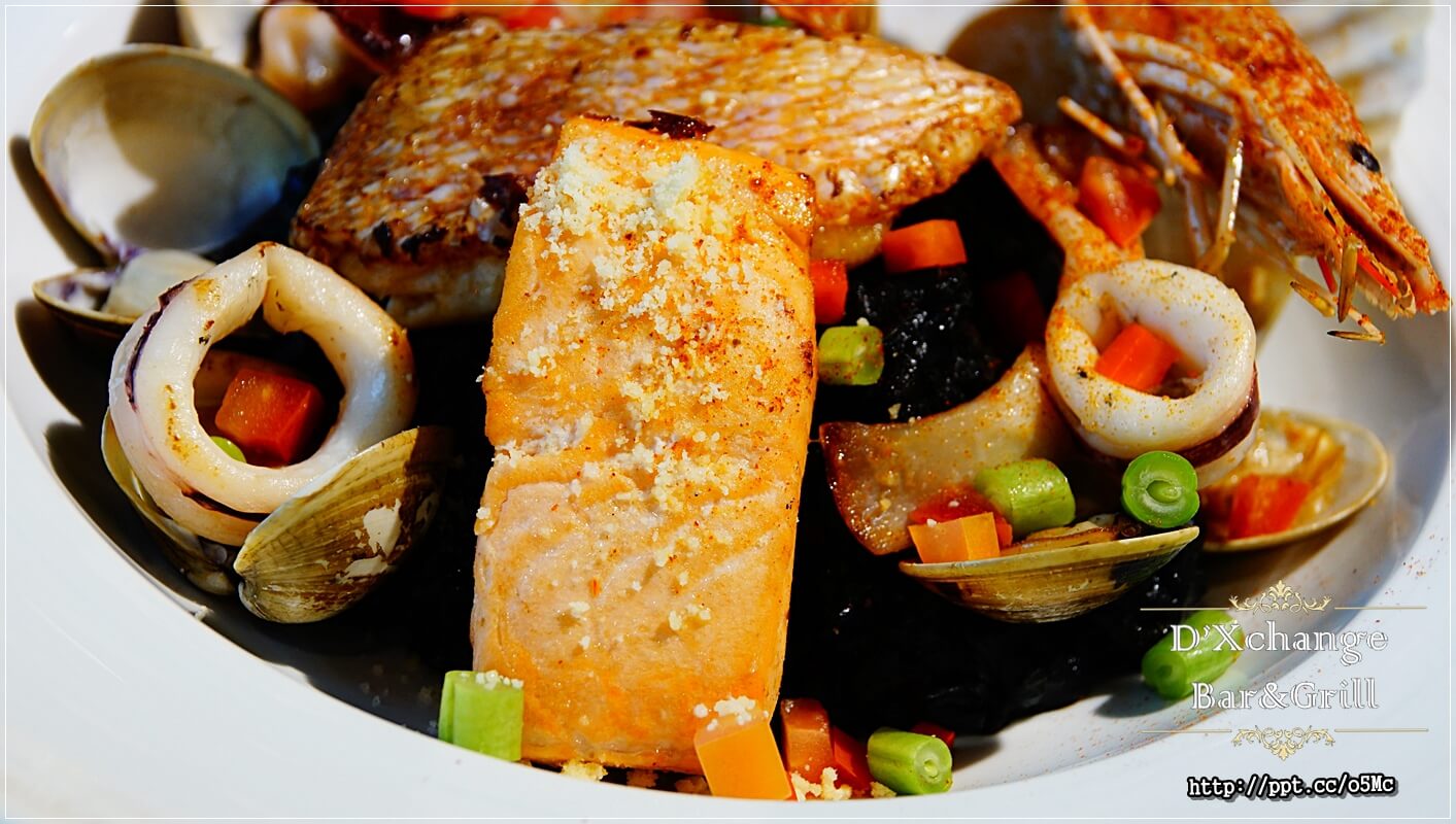 【D'Xchange Bar&Grill】國父紀念館站～跨年、情侶約會必選場所，氣氛好、環境佳、餐點美味、ＣＰ值高，甜蝦蟹肉沙拉／炭烤和牛凱薩沙拉／總匯海鮮墨魚燉飯／串烤海鮮拼盤／麻辣橄欖油佐伊比利豬肉魔鬼麵