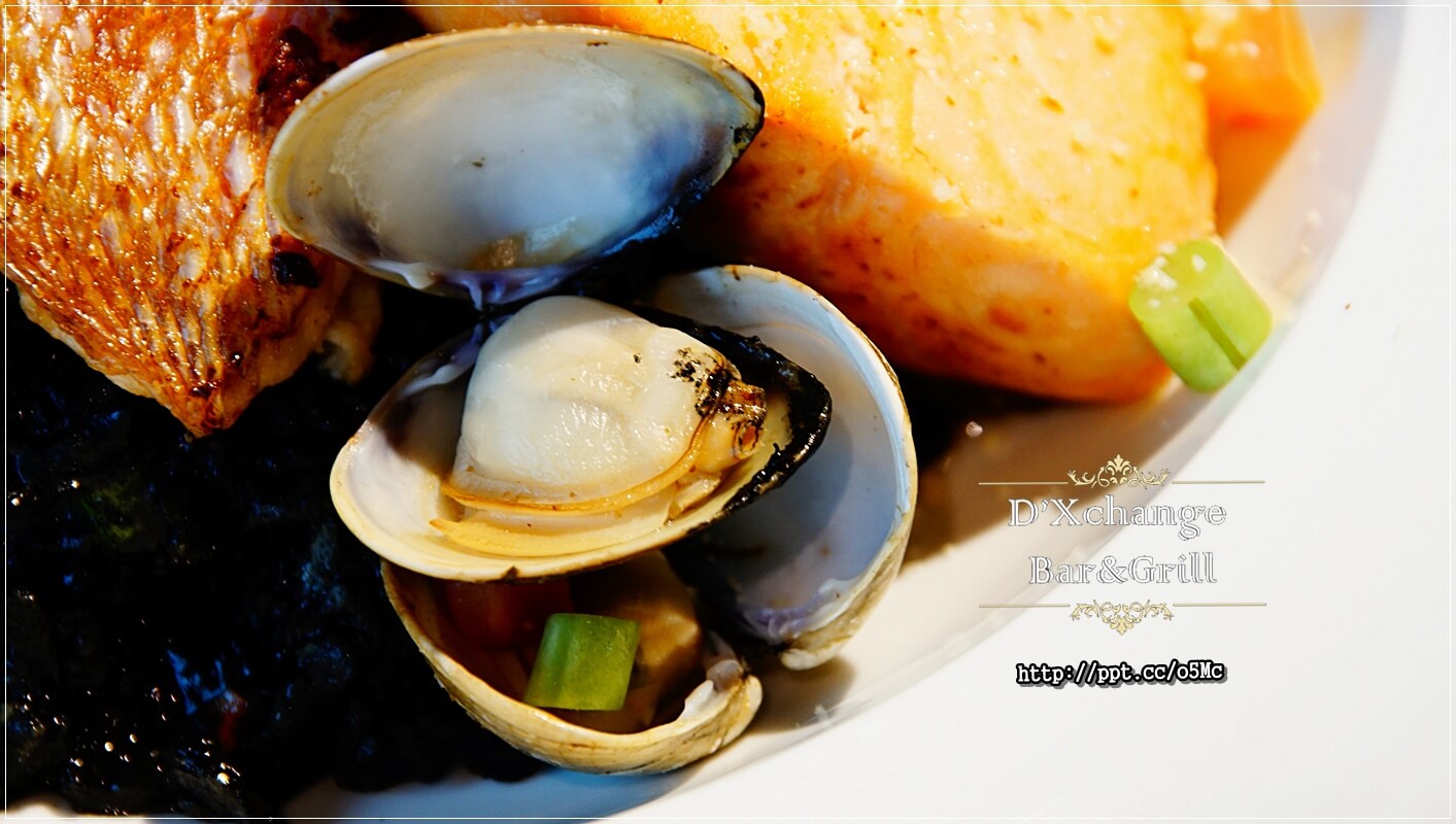 【D'Xchange Bar&Grill】國父紀念館站～跨年、情侶約會必選場所，氣氛好、環境佳、餐點美味、ＣＰ值高，甜蝦蟹肉沙拉／炭烤和牛凱薩沙拉／總匯海鮮墨魚燉飯／串烤海鮮拼盤／麻辣橄欖油佐伊比利豬肉魔鬼麵