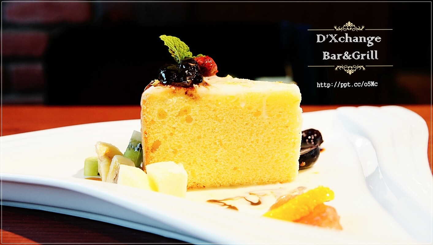 【D'Xchange Bar&Grill】國父紀念館站～跨年、情侶約會必選場所，氣氛好、環境佳、餐點美味、ＣＰ值高，甜蝦蟹肉沙拉／炭烤和牛凱薩沙拉／總匯海鮮墨魚燉飯／串烤海鮮拼盤／麻辣橄欖油佐伊比利豬肉魔鬼麵