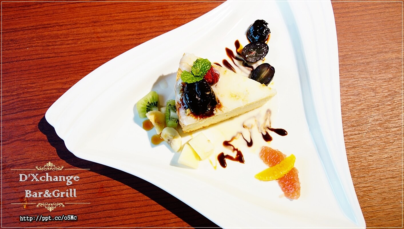 【D'Xchange Bar&Grill】國父紀念館站～跨年、情侶約會必選場所，氣氛好、環境佳、餐點美味、ＣＰ值高，甜蝦蟹肉沙拉／炭烤和牛凱薩沙拉／總匯海鮮墨魚燉飯／串烤海鮮拼盤／麻辣橄欖油佐伊比利豬肉魔鬼麵