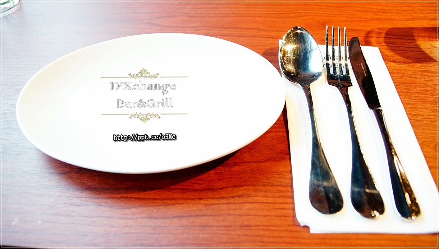 【D'Xchange Bar&Grill】國父紀念館站～跨年、情侶約會必選場所，氣氛好、環境佳、餐點美味、ＣＰ值高，甜蝦蟹肉沙拉／炭烤和牛凱薩沙拉／總匯海鮮墨魚燉飯／串烤海鮮拼盤／麻辣橄欖油佐伊比利豬肉魔鬼麵