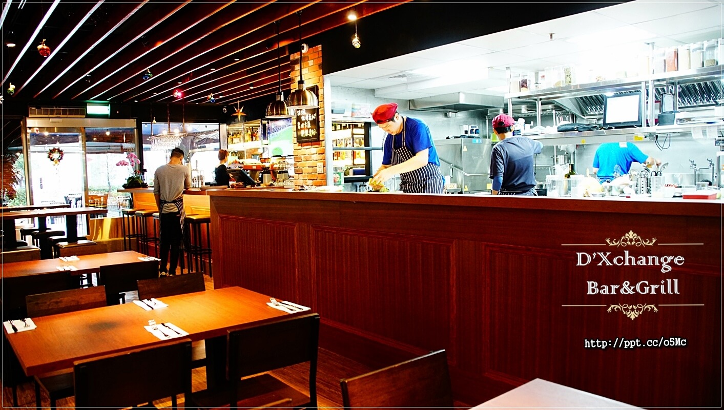 【D'Xchange Bar&Grill】國父紀念館站～跨年、情侶約會必選場所，氣氛好、環境佳、餐點美味、ＣＰ值高，甜蝦蟹肉沙拉／炭烤和牛凱薩沙拉／總匯海鮮墨魚燉飯／串烤海鮮拼盤／麻辣橄欖油佐伊比利豬肉魔鬼麵