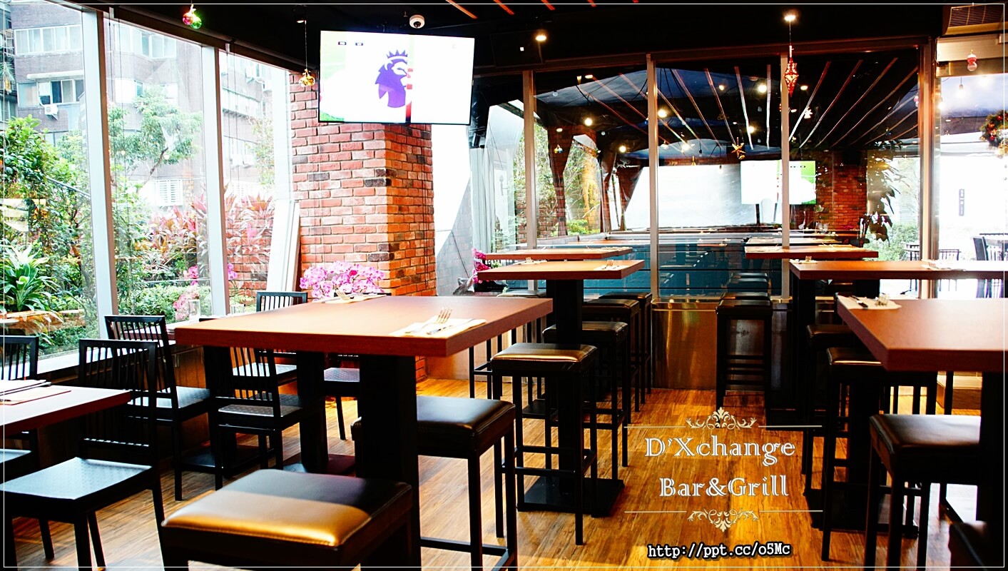 【D'Xchange Bar&Grill】國父紀念館站～跨年、情侶約會必選場所，氣氛好、環境佳、餐點美味、ＣＰ值高，甜蝦蟹肉沙拉／炭烤和牛凱薩沙拉／總匯海鮮墨魚燉飯／串烤海鮮拼盤／麻辣橄欖油佐伊比利豬肉魔鬼麵