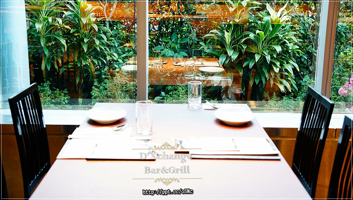 【D'Xchange Bar&Grill】國父紀念館站～跨年、情侶約會必選場所，氣氛好、環境佳、餐點美味、ＣＰ值高，甜蝦蟹肉沙拉／炭烤和牛凱薩沙拉／總匯海鮮墨魚燉飯／串烤海鮮拼盤／麻辣橄欖油佐伊比利豬肉魔鬼麵
