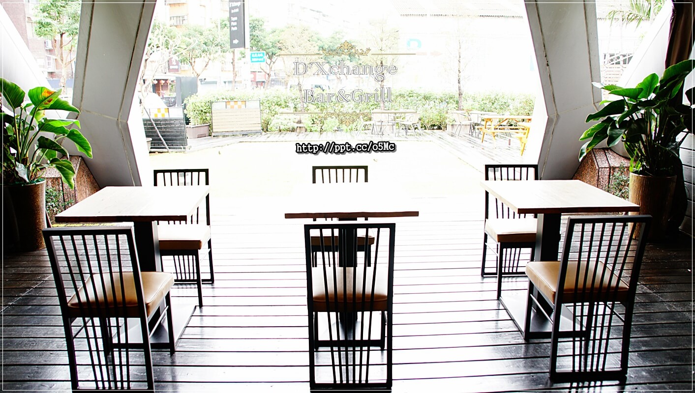【D'Xchange Bar&Grill】國父紀念館站～跨年、情侶約會必選場所，氣氛好、環境佳、餐點美味、ＣＰ值高，甜蝦蟹肉沙拉／炭烤和牛凱薩沙拉／總匯海鮮墨魚燉飯／串烤海鮮拼盤／麻辣橄欖油佐伊比利豬肉魔鬼麵