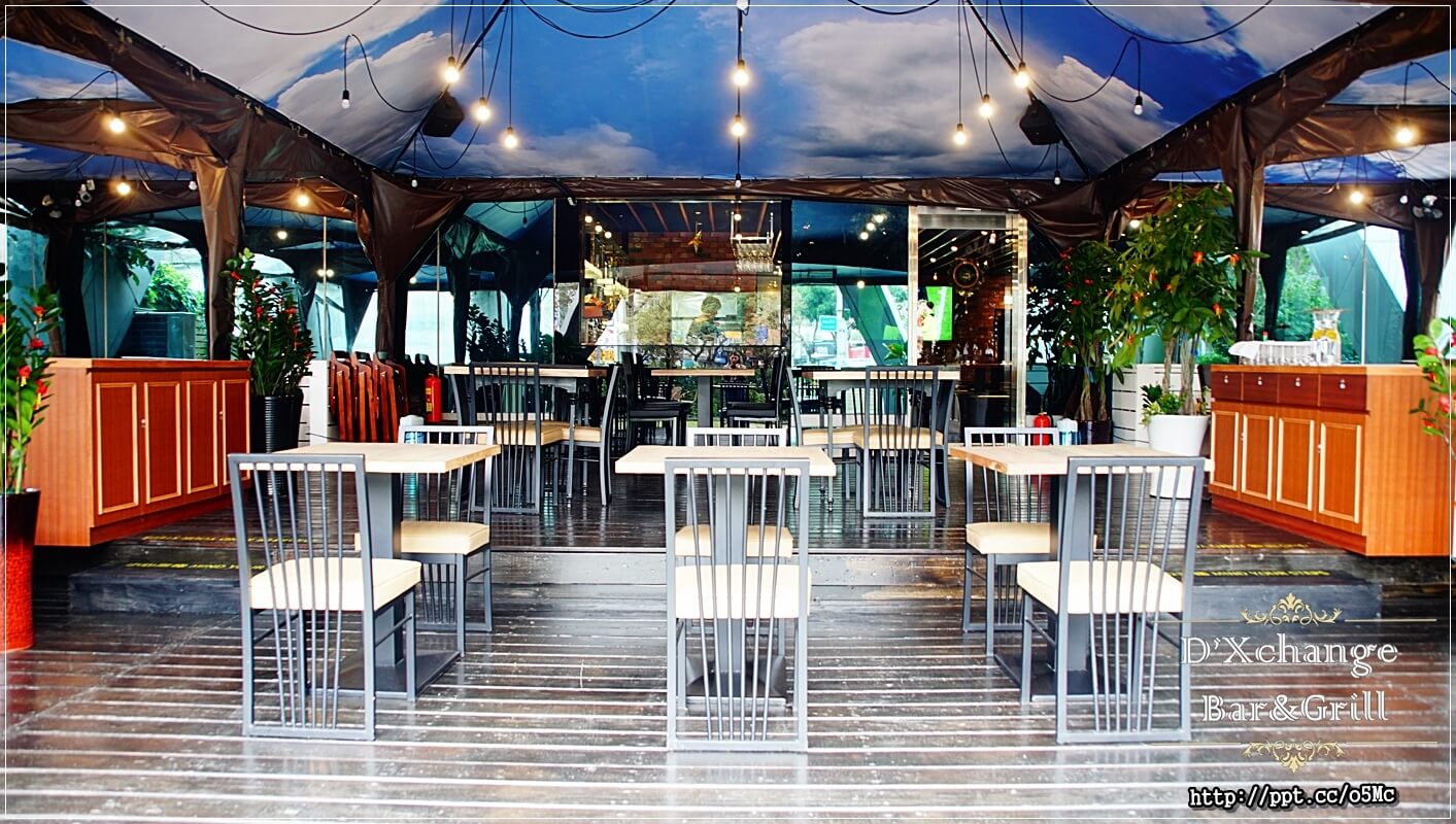 【D'Xchange Bar&Grill】國父紀念館站～跨年、情侶約會必選場所，氣氛好、環境佳、餐點美味、ＣＰ值高，甜蝦蟹肉沙拉／炭烤和牛凱薩沙拉／總匯海鮮墨魚燉飯／串烤海鮮拼盤／麻辣橄欖油佐伊比利豬肉魔鬼麵