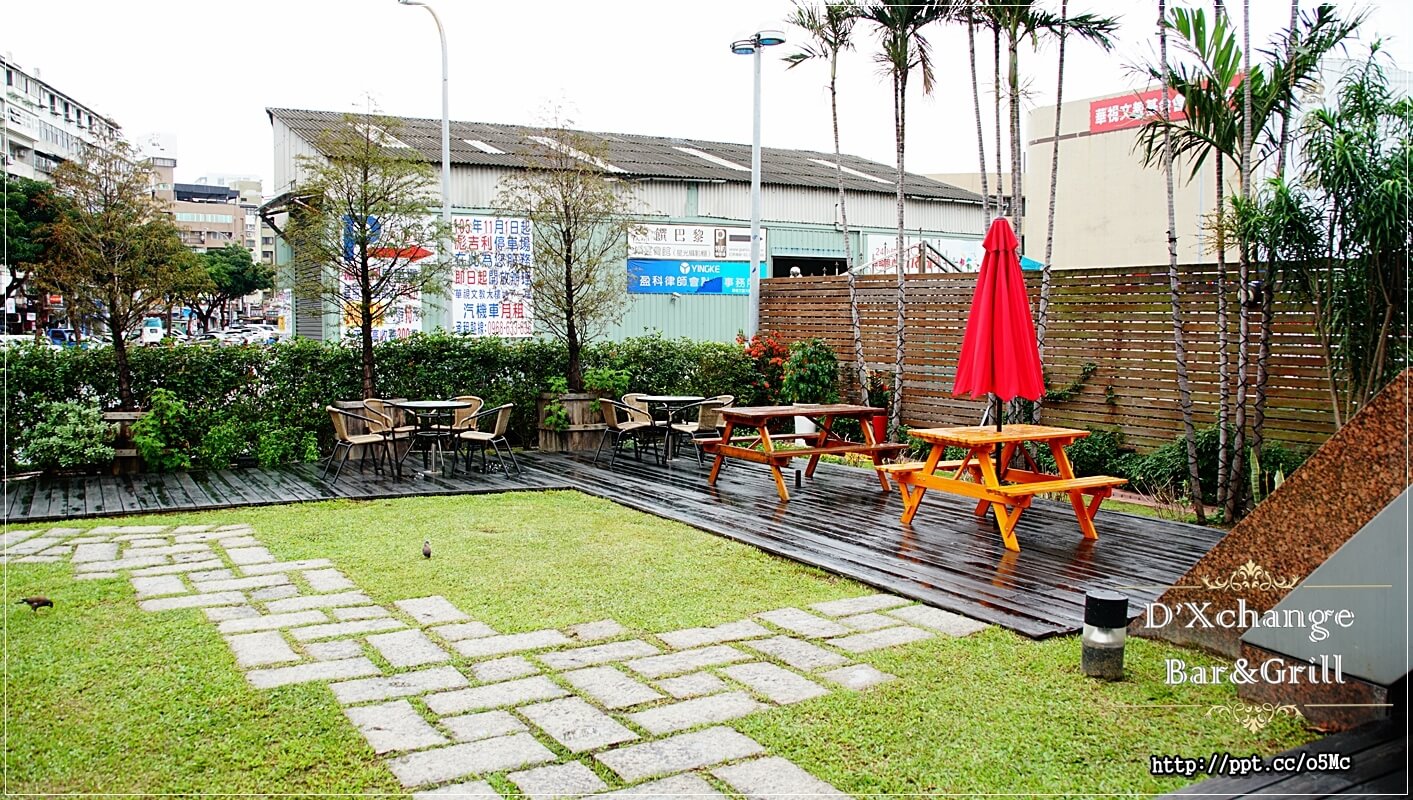 【D'Xchange Bar&Grill】國父紀念館站～跨年、情侶約會必選場所，氣氛好、環境佳、餐點美味、ＣＰ值高，甜蝦蟹肉沙拉／炭烤和牛凱薩沙拉／總匯海鮮墨魚燉飯／串烤海鮮拼盤／麻辣橄欖油佐伊比利豬肉魔鬼麵