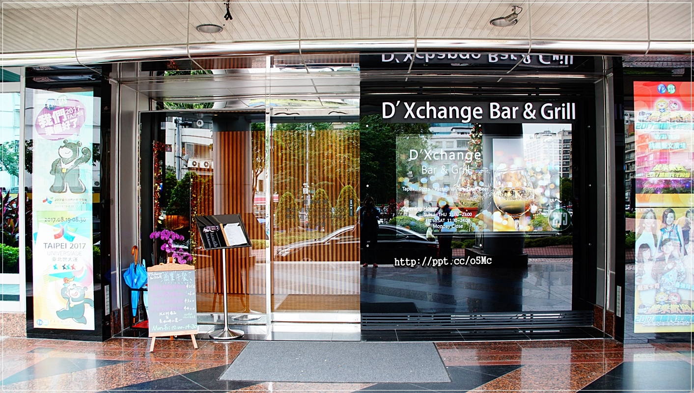【D'Xchange Bar&Grill】國父紀念館站～跨年、情侶約會必選場所，氣氛好、環境佳、餐點美味、ＣＰ值高，甜蝦蟹肉沙拉／炭烤和牛凱薩沙拉／總匯海鮮墨魚燉飯／串烤海鮮拼盤／麻辣橄欖油佐伊比利豬肉魔鬼麵