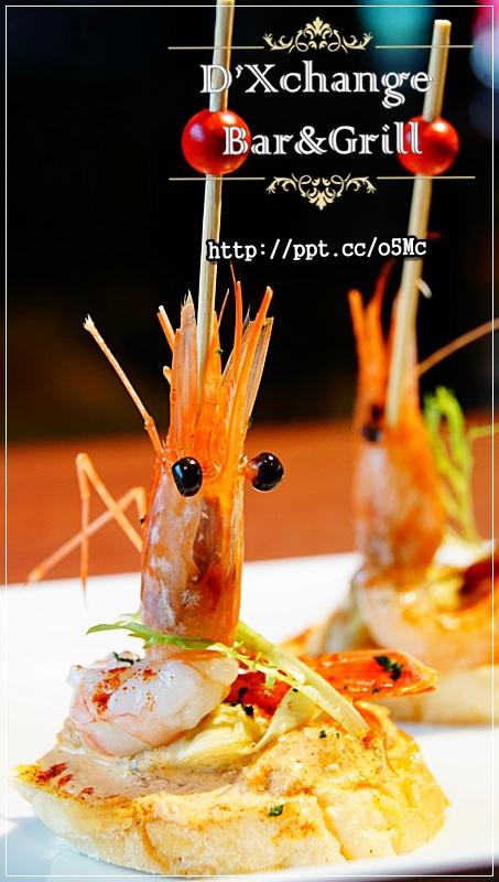 【D'Xchange Bar&Grill】國父紀念館站～跨年、情侶約會必選場所，氣氛好、環境佳、餐點美味、ＣＰ值高，甜蝦蟹肉沙拉／炭烤和牛凱薩沙拉／總匯海鮮墨魚燉飯／串烤海鮮拼盤／麻辣橄欖油佐伊比利豬肉魔鬼麵