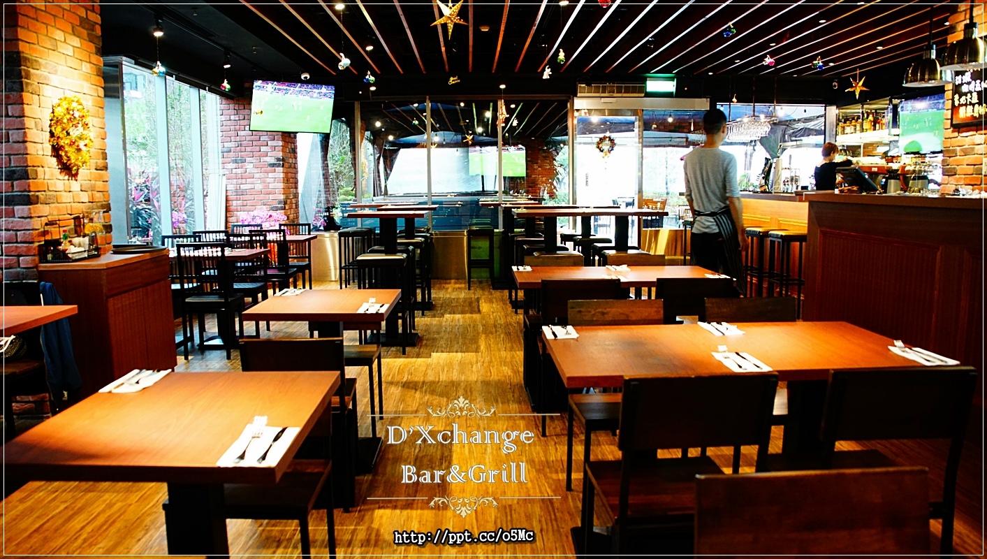 【D'Xchange Bar&Grill】國父紀念館站～跨年、情侶約會必選場所，氣氛好、環境佳、餐點美味、ＣＰ值高，甜蝦蟹肉沙拉／炭烤和牛凱薩沙拉／總匯海鮮墨魚燉飯／串烤海鮮拼盤／麻辣橄欖油佐伊比利豬肉魔鬼麵