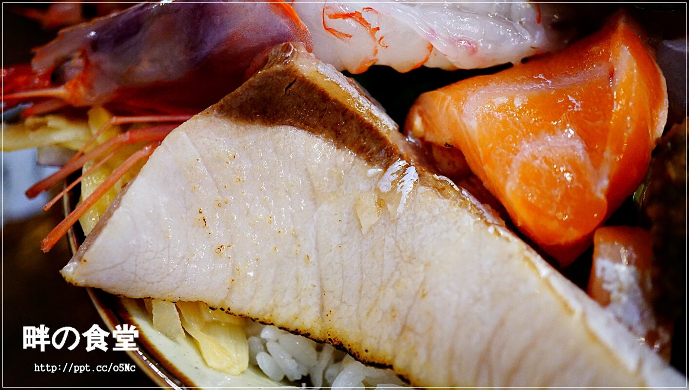 【畔の食堂】台北小巨蛋捷運站～ＣＰ值極高的日式料理，物美價廉，深受當地上班族跟學生的喜愛，一碗丼飯讓人回味無窮，滿３００元還可以有外送服務唷