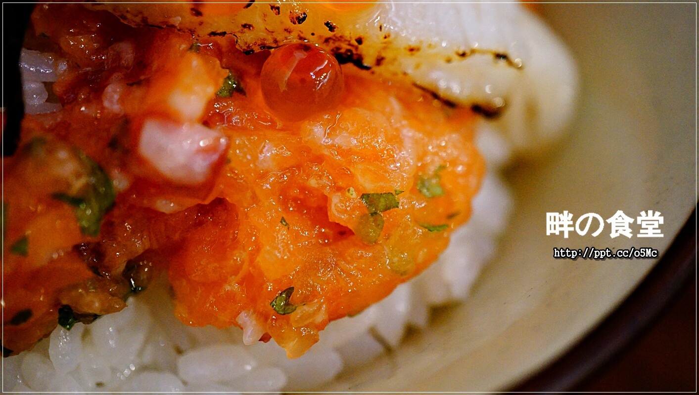 【畔の食堂】台北小巨蛋捷運站～ＣＰ值極高的日式料理，物美價廉，深受當地上班族跟學生的喜愛，一碗丼飯讓人回味無窮，滿３００元還可以有外送服務唷
