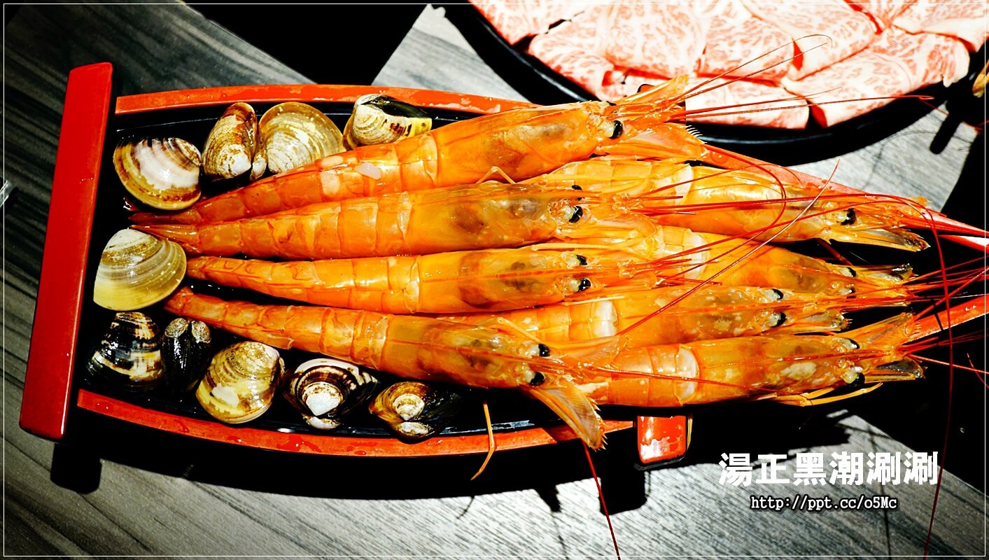 【湯正黑潮涮涮】新莊火鍋~CP值超高,澳洲和牛肉質超鮮嫩,一口吃在嘴裡,滿滿的鮮甜滋味,天使紅蝦超大隻,蝦膏滿滿,一吃成老主顧 【湯正黑潮涮涮】新莊火鍋~CP值超高,澳洲和牛肉質超鮮嫩,一口吃在嘴裡,滿滿的鮮甜滋味,天使紅蝦超大隻,蝦膏滿滿,一吃成老主顧