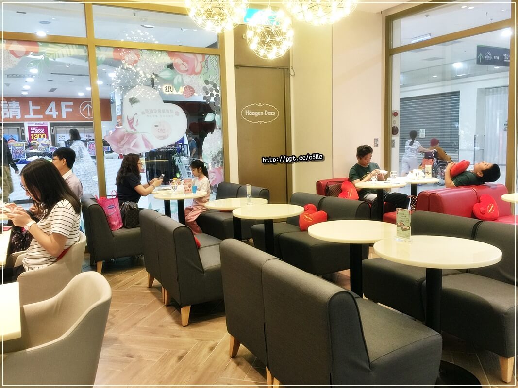 【Haggen Dazs】七張捷運站~炎炎夏天就是要吃冰,超濃郁漸層芒雪抹茶,不用飛去日本也吃的到,期間限定母親蛋糕有優惠唷!! 【Haggen Dazs】七張捷運站~炎炎夏天就是要吃冰,超濃郁漸層芒雪抹茶,不用飛去日本也吃的到,期間限定母親蛋糕有優惠唷!!