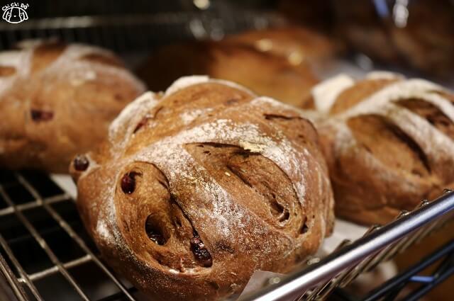 【台南中西區】五吉堂麵包店-巷弄飄香 排隊超夯麵包．吐司