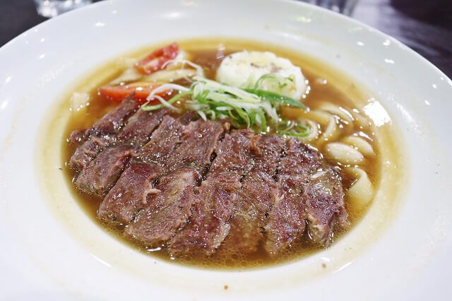 【台北美食】W.瓦法奇朵(台北車站店)-『台北車站』99元超平價安格斯牛排牛肉麵