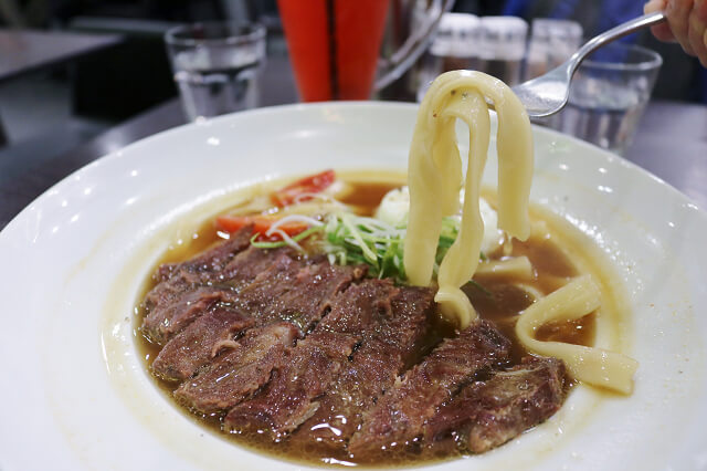【台北美食】W.瓦法奇朵(台北車站店)-『台北車站』99元超平價安格斯牛排牛肉麵