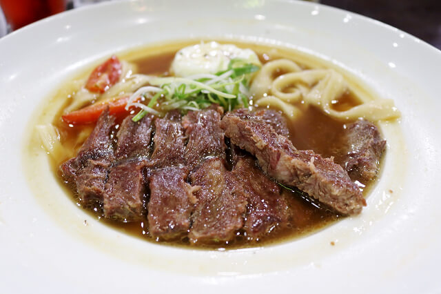 【台北美食】W.瓦法奇朵(台北車站店)-『台北車站』99元超平價安格斯牛排牛肉麵