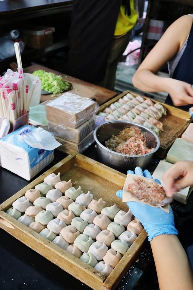 【台北美食】湖涂私房料理-『港墘站』內湖737巷 三色大雲吞．麻辣鴨血臭豆腐
