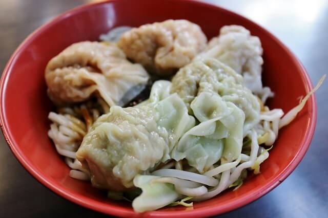 【台北美食】湖涂私房料理-『港墘站』內湖737巷 三色大雲吞．麻辣鴨血臭豆腐