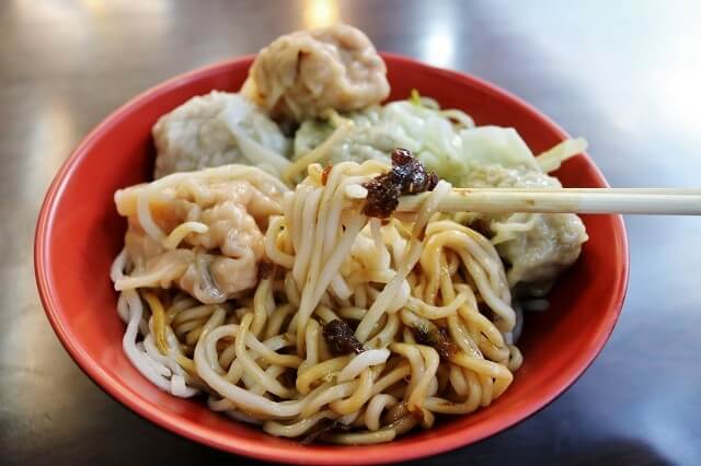 【台北美食】湖涂私房料理-『港墘站』內湖737巷 三色大雲吞．麻辣鴨血臭豆腐