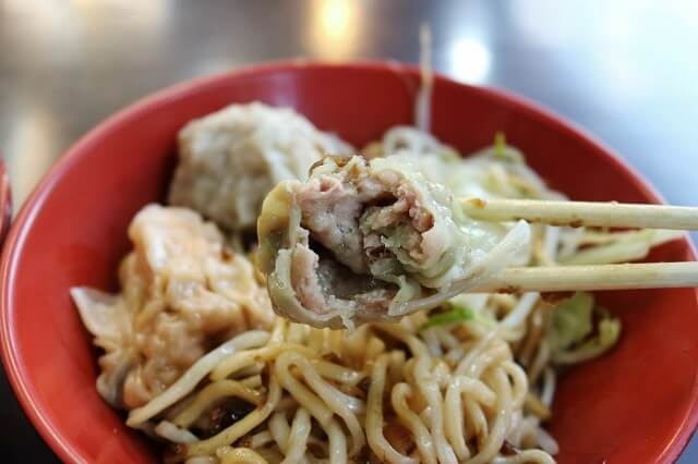 【台北美食】湖涂私房料理-『港墘站』內湖737巷 三色大雲吞．麻辣鴨血臭豆腐
