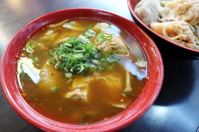 【台北美食】湖涂私房料理-『港墘站』內湖737巷 三色大雲吞．麻辣鴨血臭豆腐