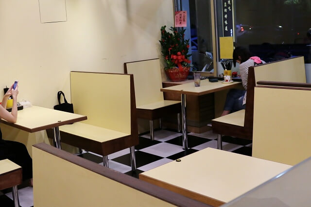 【台北美食】元朗茶餐廳(港墘店)-『港墘站』內湖平價港式茶餐廳 菠蘿油．叉燒公仔麵