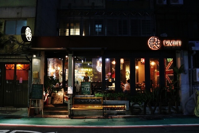 【台北美食】姊紋given CAFE HOUSE-『市政府站』信義區餐酒館推薦．3D拉花太厲害了！