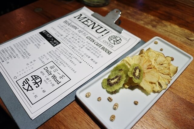 【台北美食】姊紋given CAFE HOUSE-『市政府站』信義區餐酒館推薦．3D拉花太厲害了！