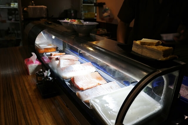 【台北美食】畔の食堂-『台北小巨蛋站』松山區平價日式料理．丼飯