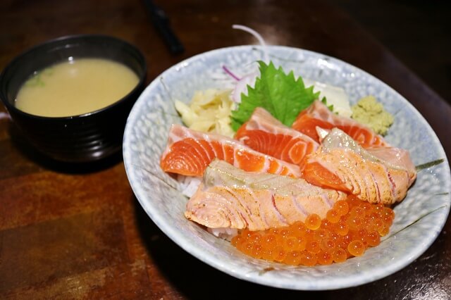 【台北美食】畔の食堂-『台北小巨蛋站』松山區平價日式料理．丼飯