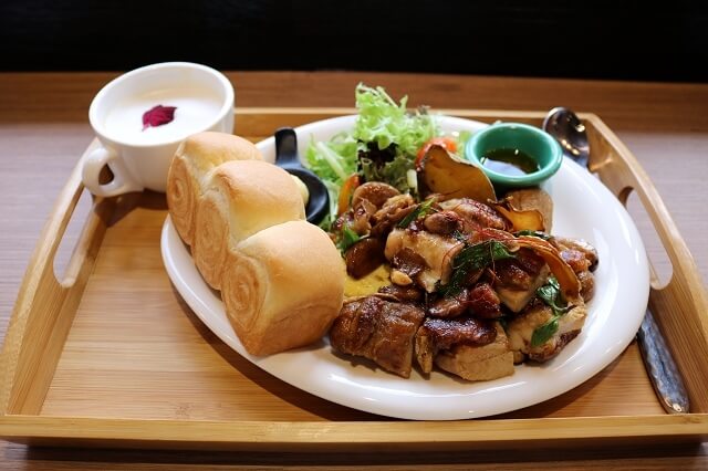 【台南美食】多一點咖啡館（台南成大館）-美味吐司早午餐&鐵板