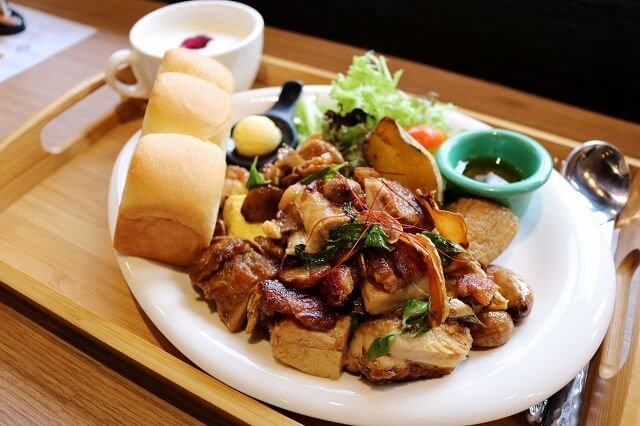 【台南美食】多一點咖啡館（台南成大館）-美味吐司早午餐&鐵板
