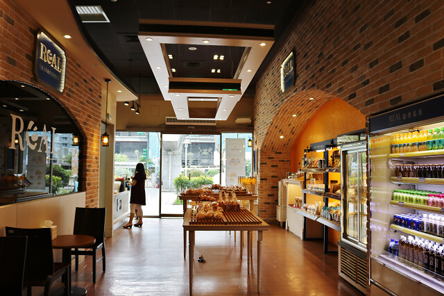 【台北美食】REAL臻‧烘焙坊（南港店）-『南港展覽館』在地食材．手作麵包