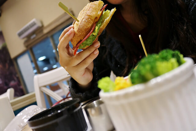 【台北美食】REAL臻‧烘焙坊（南港店）-『南港展覽館』在地食材．手作麵包