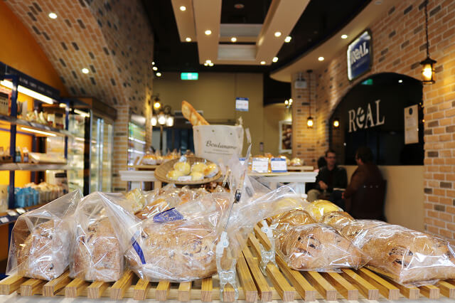 【台北美食】REAL臻‧烘焙坊（南港店）-『南港展覽館』在地食材．手作麵包