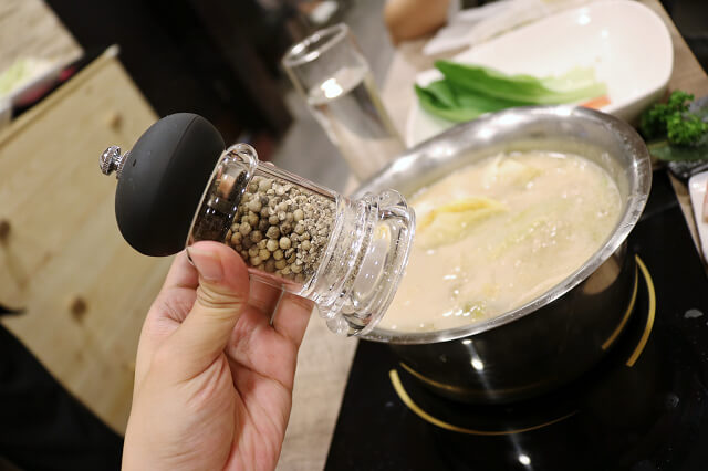 【台北美食】品湯。白色麻辣鍋專賣店-『信義安和站』麻辣老火湯頭．大安區火鍋推薦