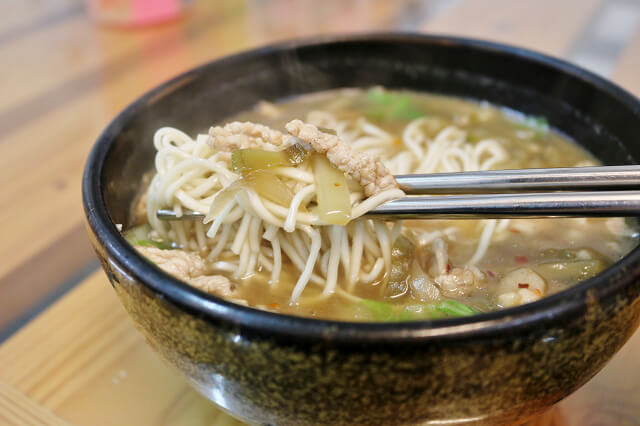 【台南美食】很餃舍麵食館-東區水餃．煎餃．榨菜肉絲麵 推薦
