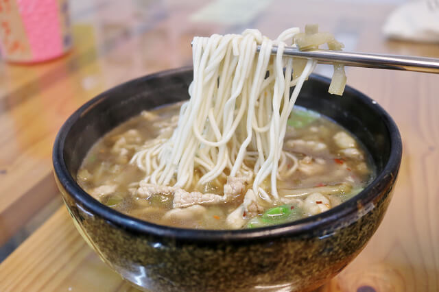 【台南美食】很餃舍麵食館-東區水餃．煎餃．榨菜肉絲麵 推薦