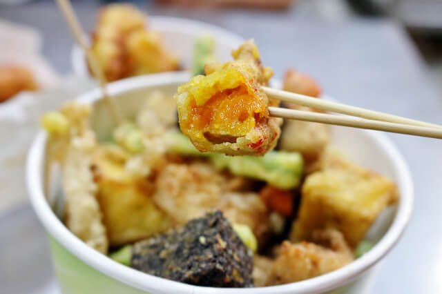 【嘉義美食】嘉義基隆廟口鹹酥雞-火車站嘉年華影城必吃小吃