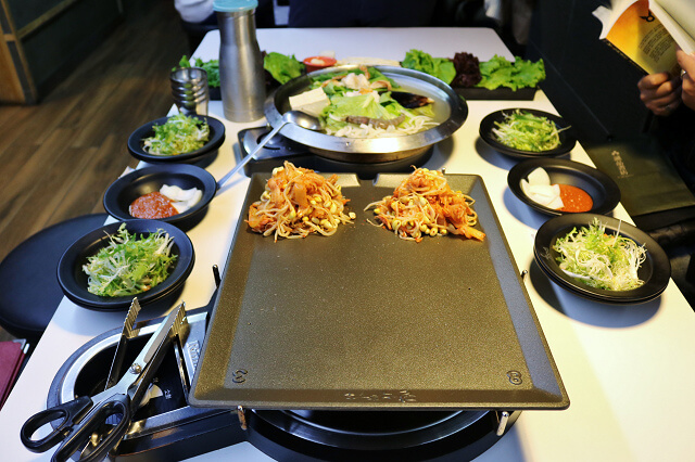 【台北美食】韓國第一品牌 八色烤肉-『忠孝敦化站』東區韓式燒肉推薦．有溫度的聖誕八色肉