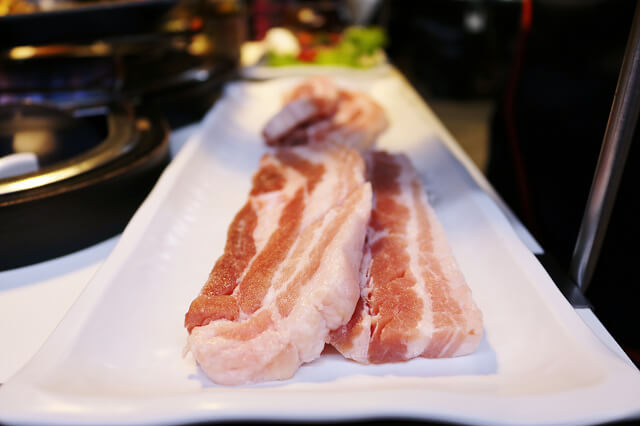 【台北美食】韓國第一品牌 八色烤肉-『忠孝敦化站』東區韓式燒肉推薦．有溫度的聖誕八色肉