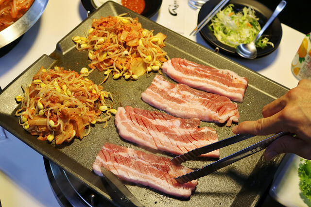 【台北美食】韓國第一品牌 八色烤肉-『忠孝敦化站』東區韓式燒肉推薦．有溫度的聖誕八色肉