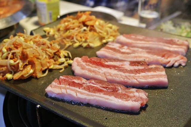 【台北美食】韓國第一品牌 八色烤肉-『忠孝敦化站』東區韓式燒肉推薦．有溫度的聖誕八色肉