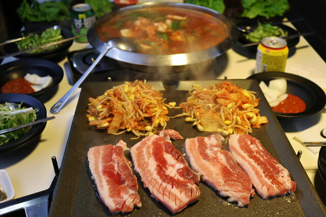【台北美食】韓國第一品牌 八色烤肉-『忠孝敦化站』東區韓式燒肉推薦．有溫度的聖誕八色肉