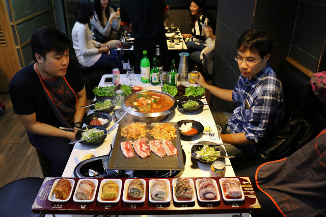 【台北美食】韓國第一品牌 八色烤肉-『忠孝敦化站』東區韓式燒肉推薦．有溫度的聖誕八色肉